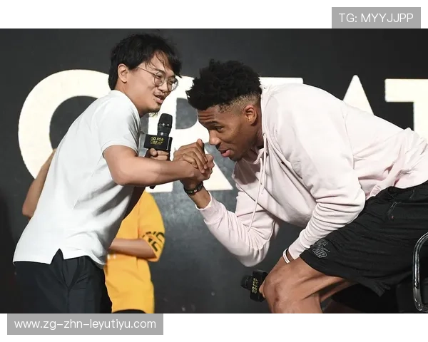 字母哥比赛后亲自为球迷签名耐心又亲切