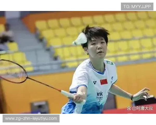 羽毛球男单突击连杀对方后场，展现非凡技巧与力量