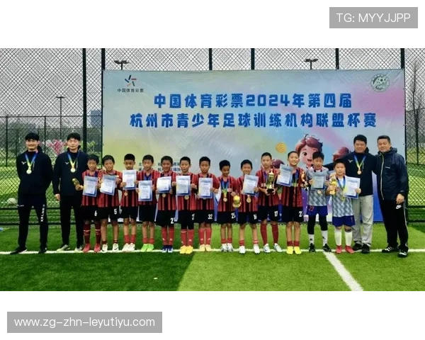 球员参与城市青少年足球推广活动扩大运动参与人口